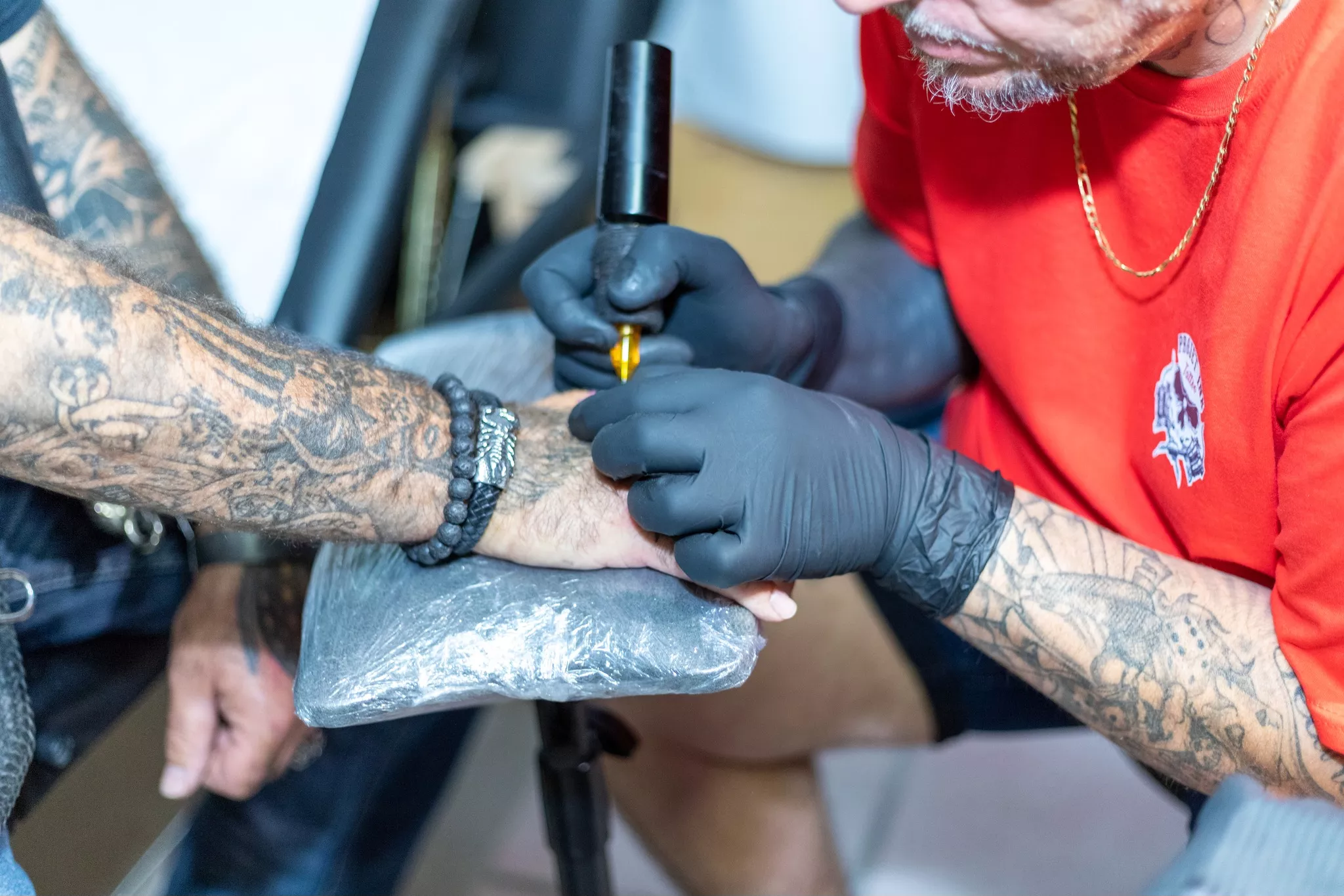 Un biker se faisant tatouer