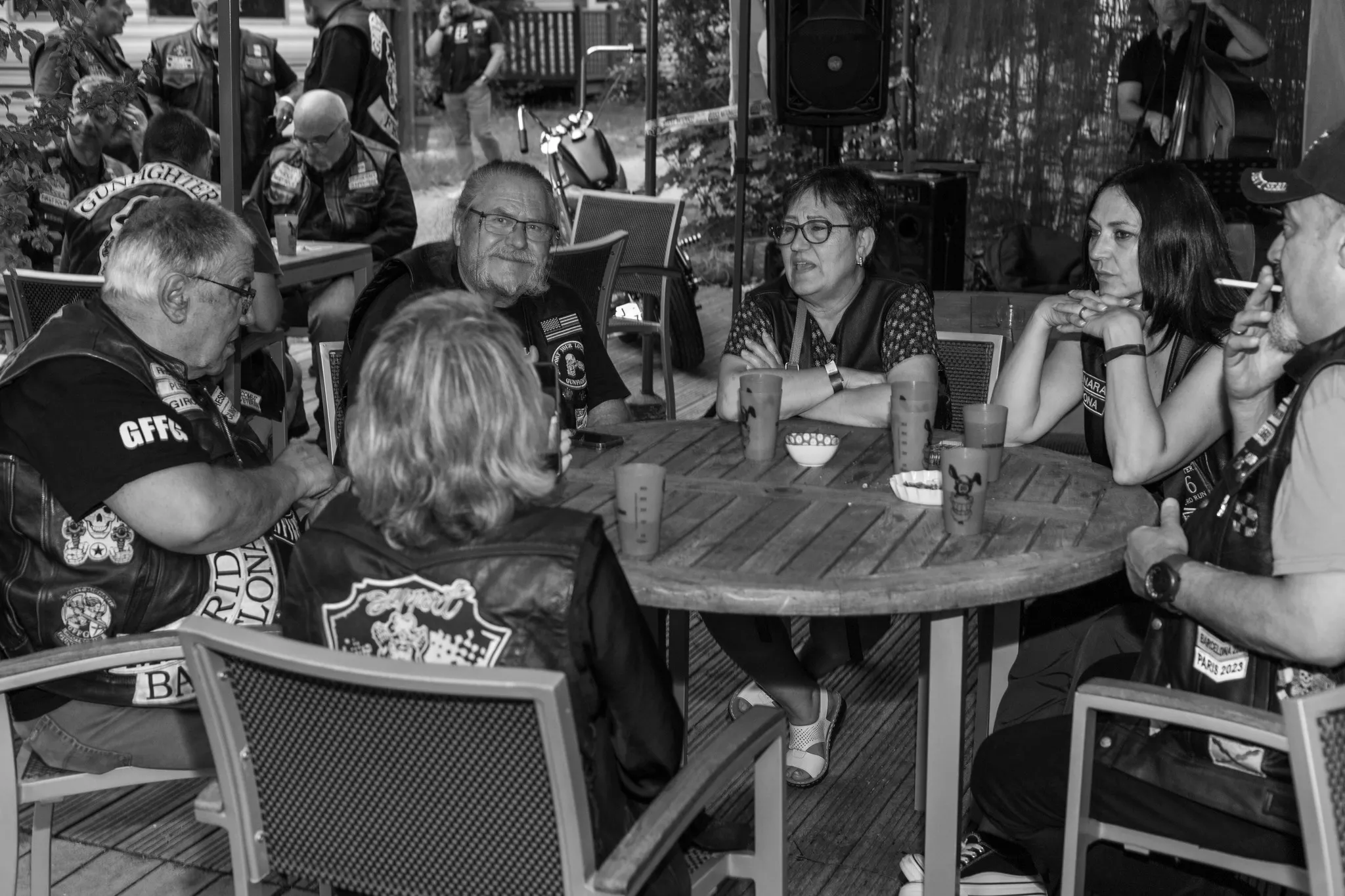 Des bikers autour d'une table