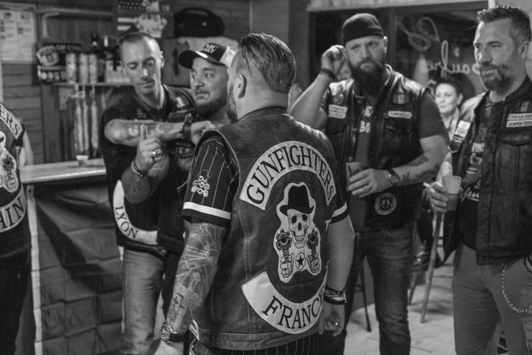 Rassemblement de bikers en train de discuter