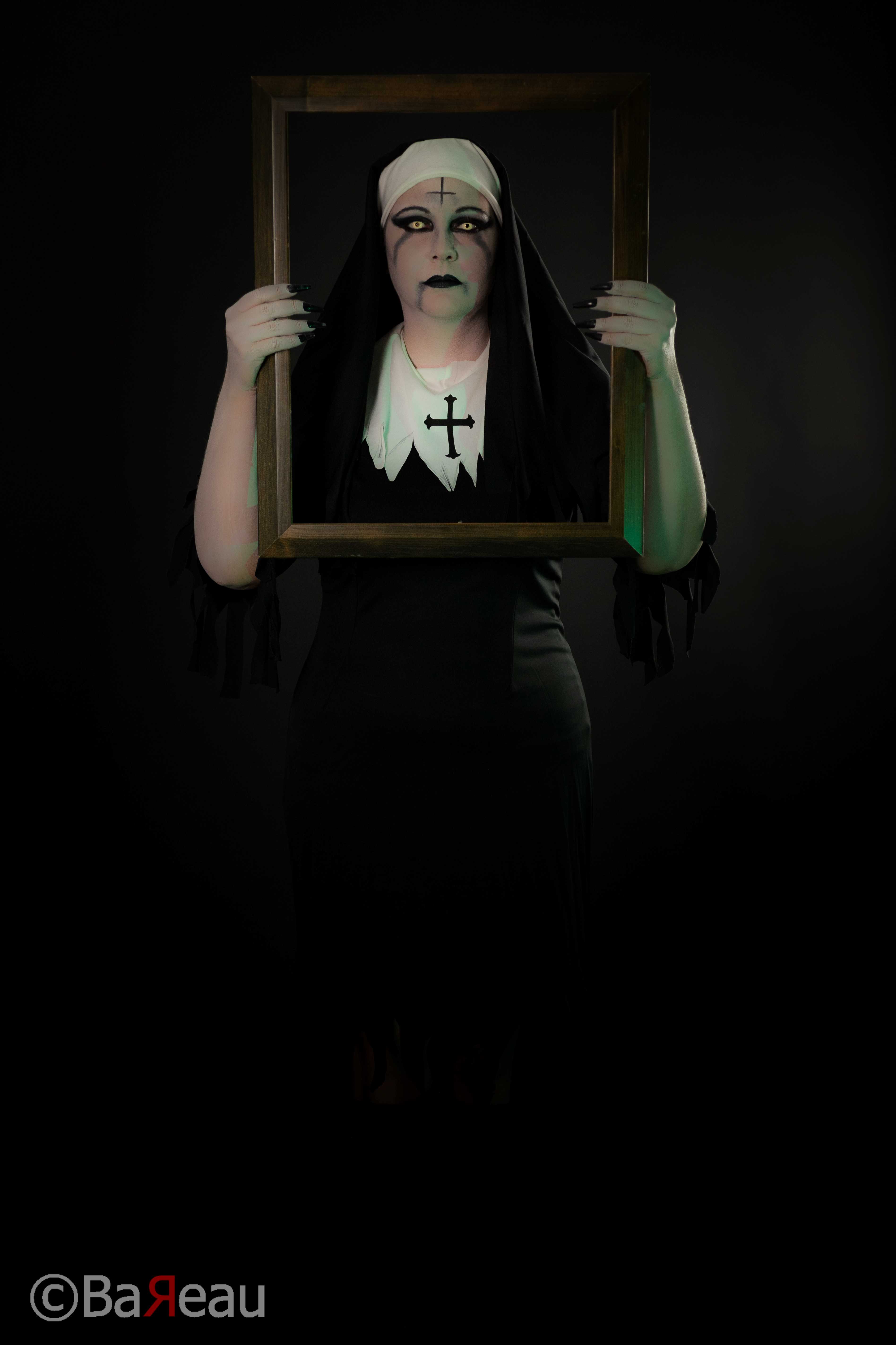 Une femme déguisée en none qui fait peur