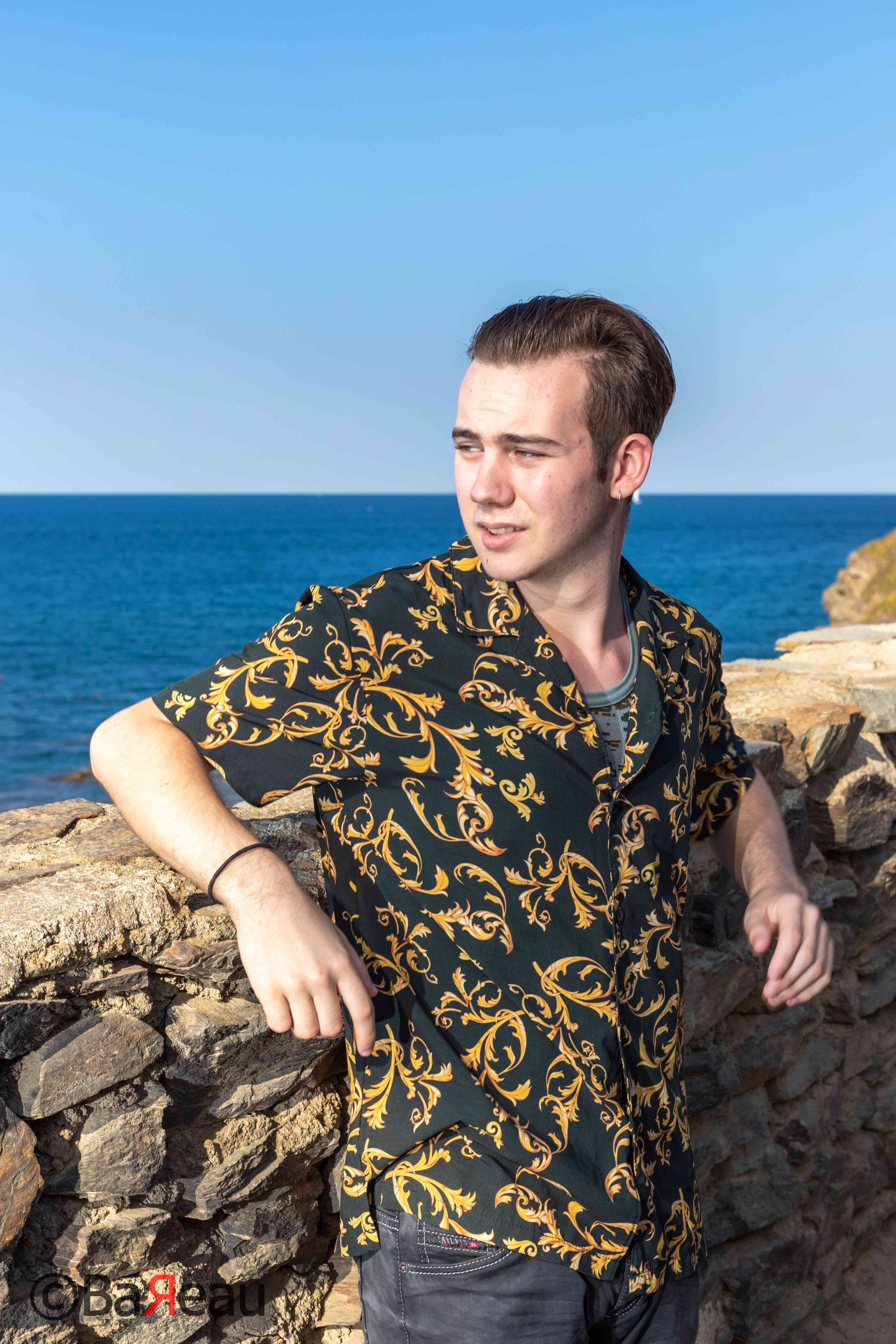 Un homme posant à la plage