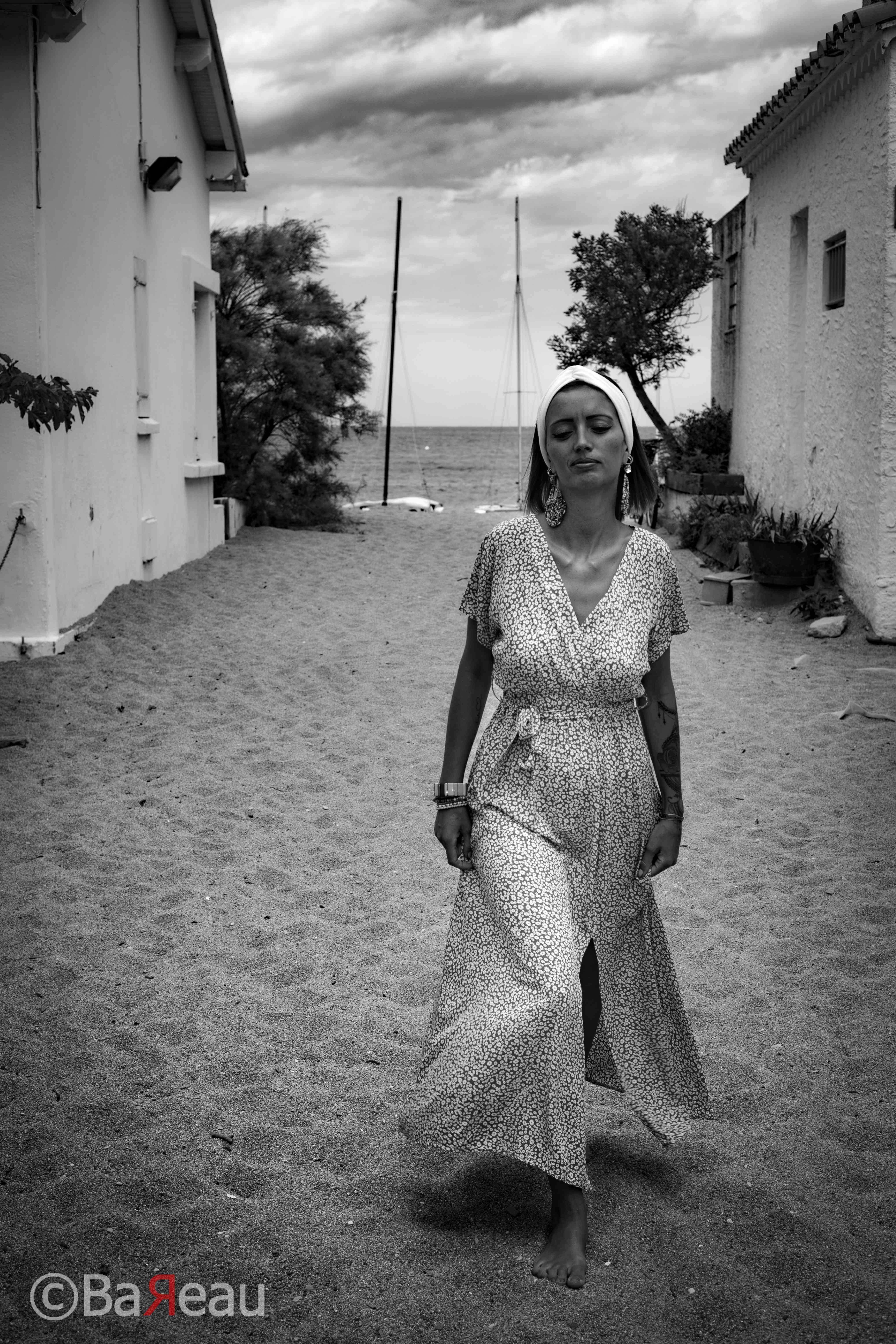 Une femme repartant de la plage