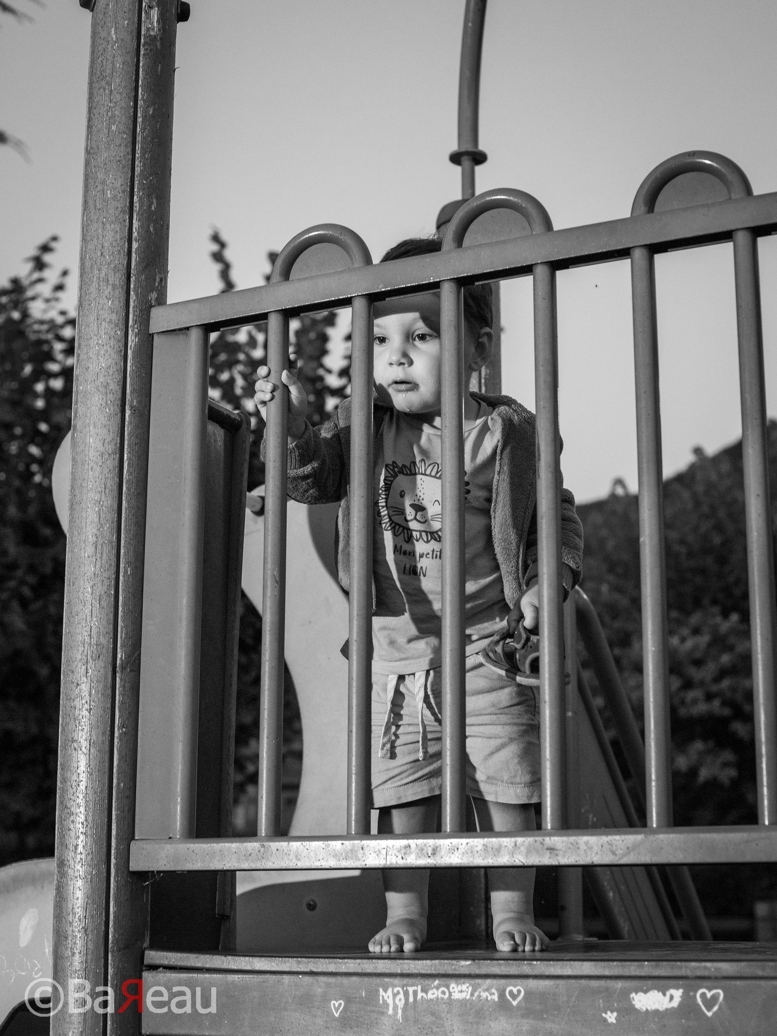Un enfant sur un jeu