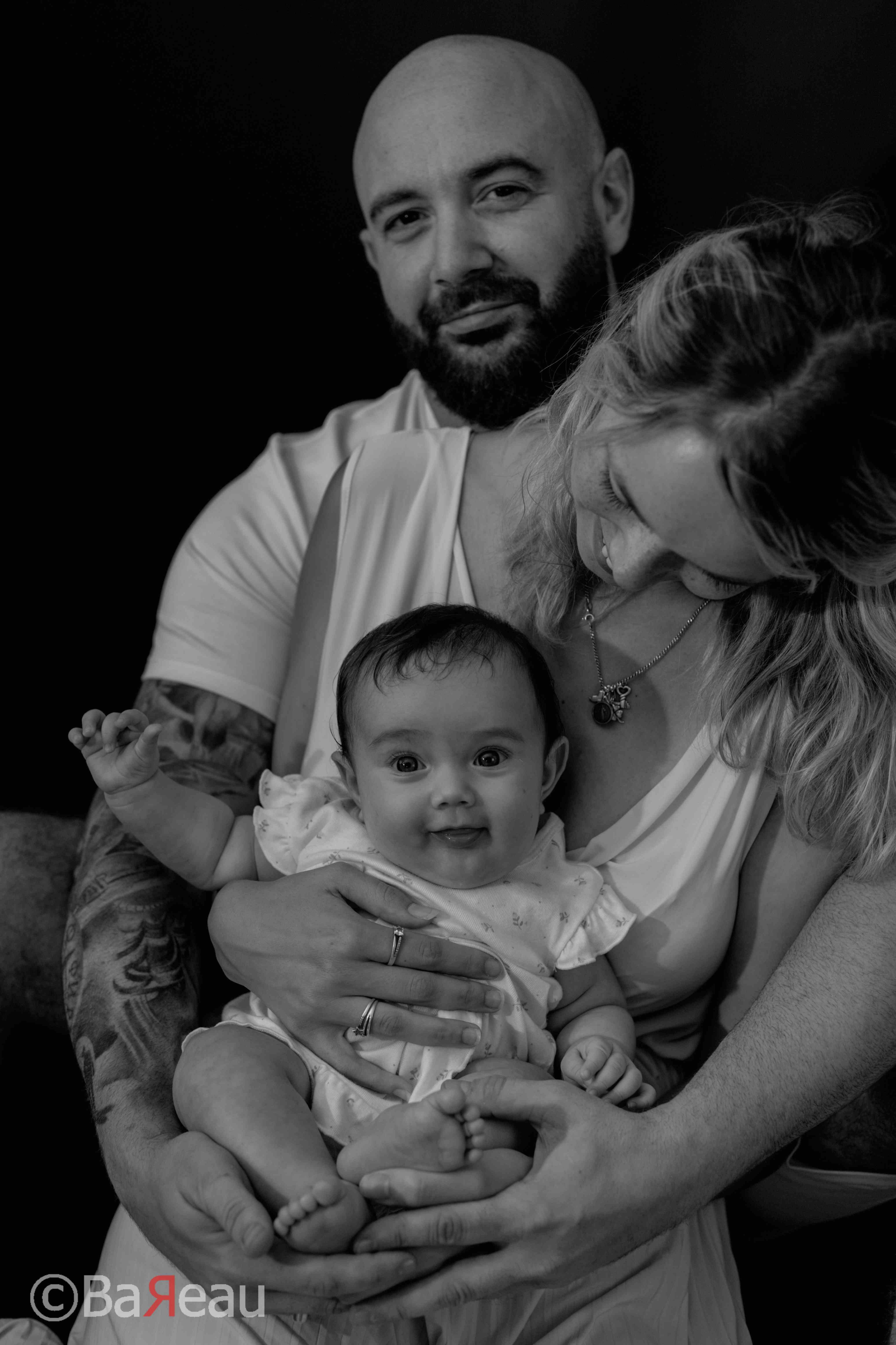 Un couple avec un bébé