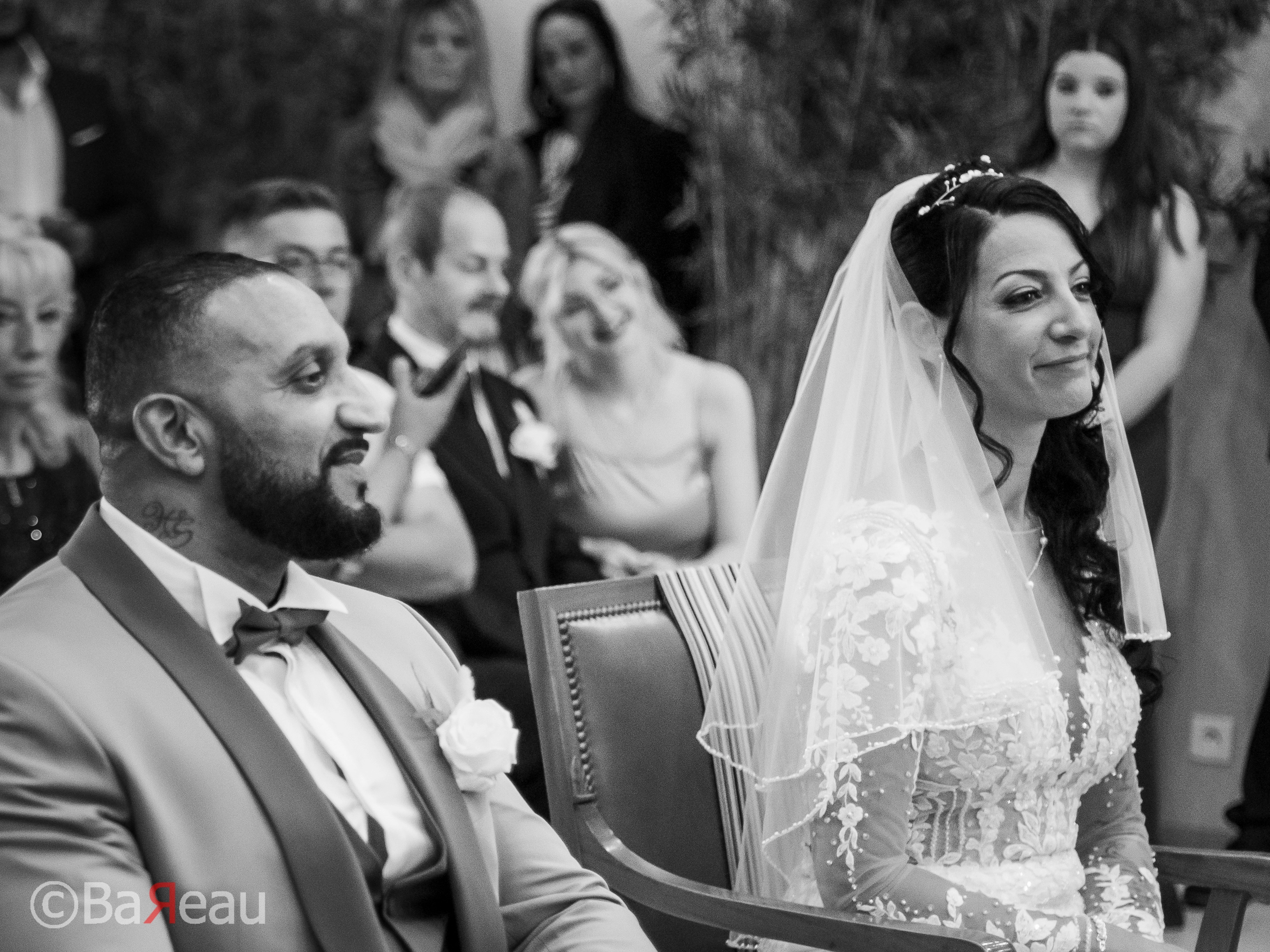 Un couple se disant oui devant le maire pour leurs mariage