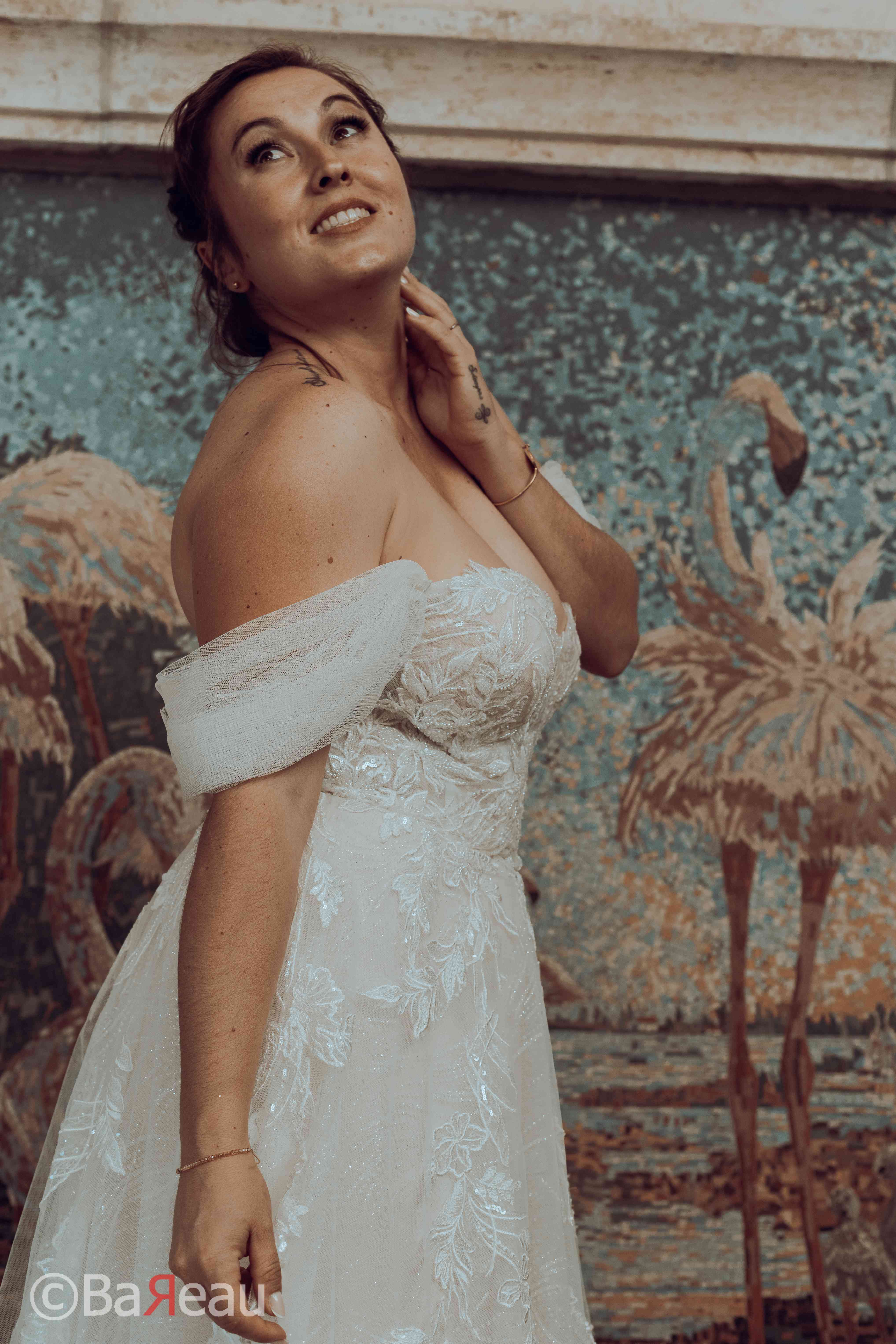 Une mariée regardant vers le ciel