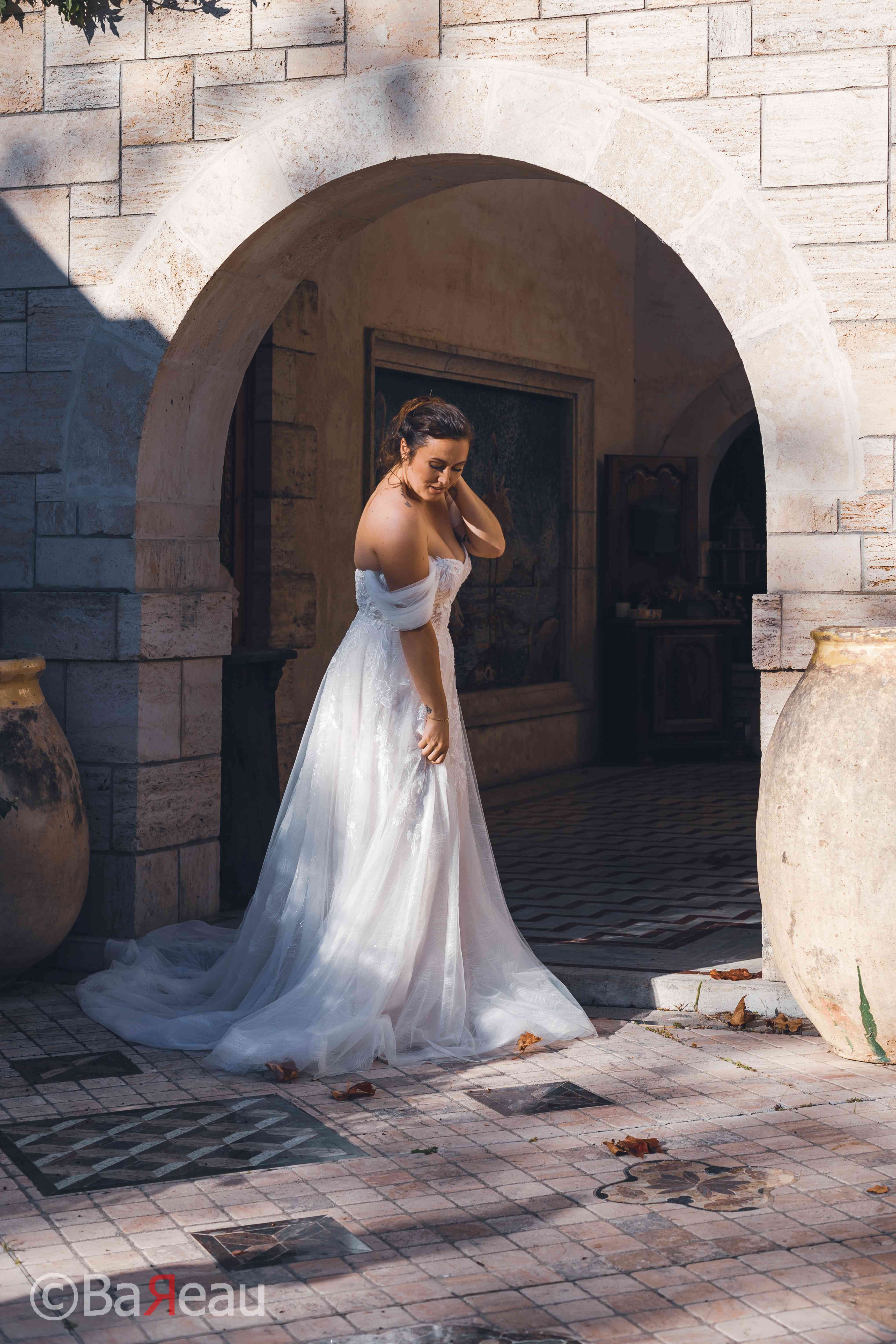 La mariée regardant les feuilles au sol