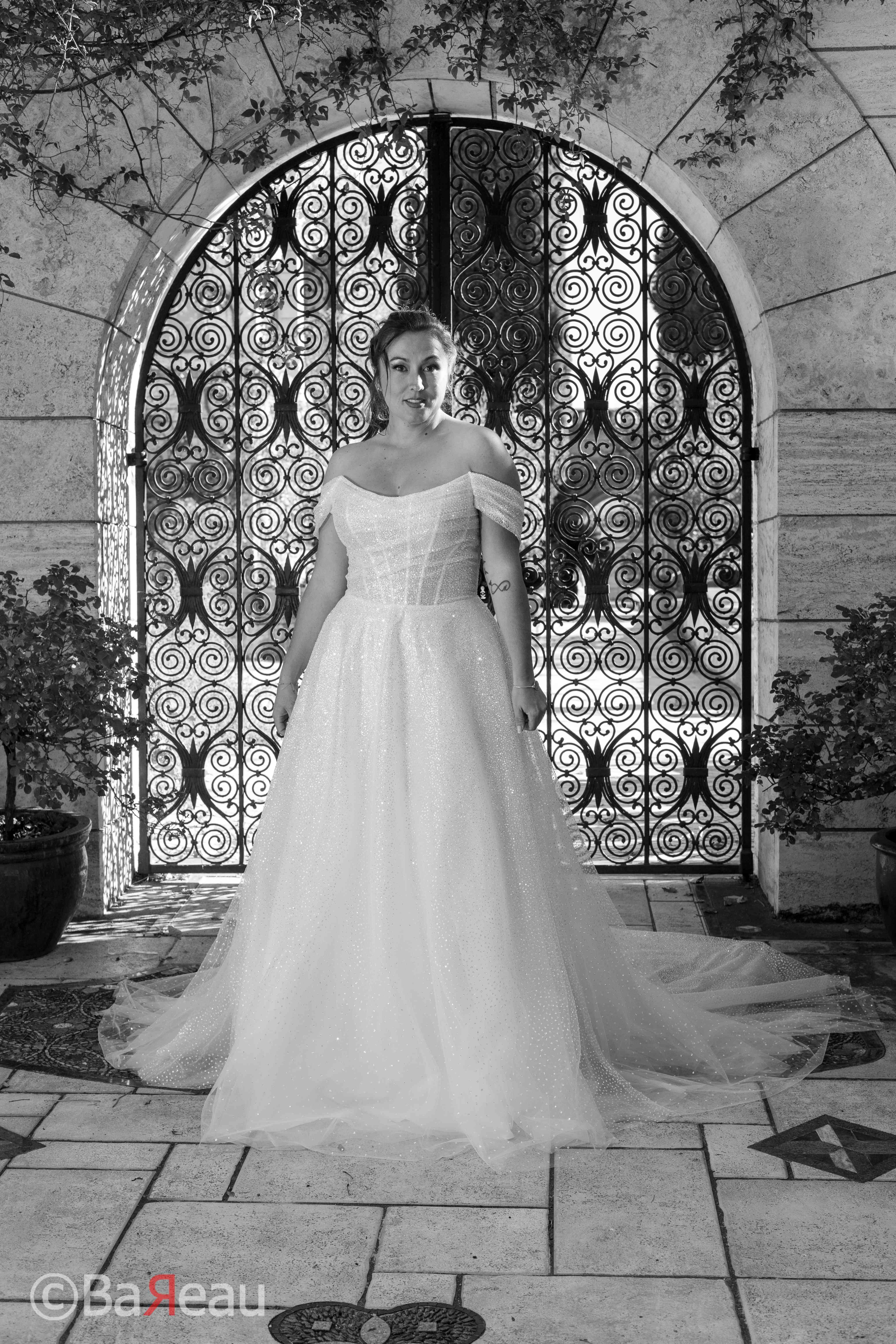 Femme mariée sous un porche