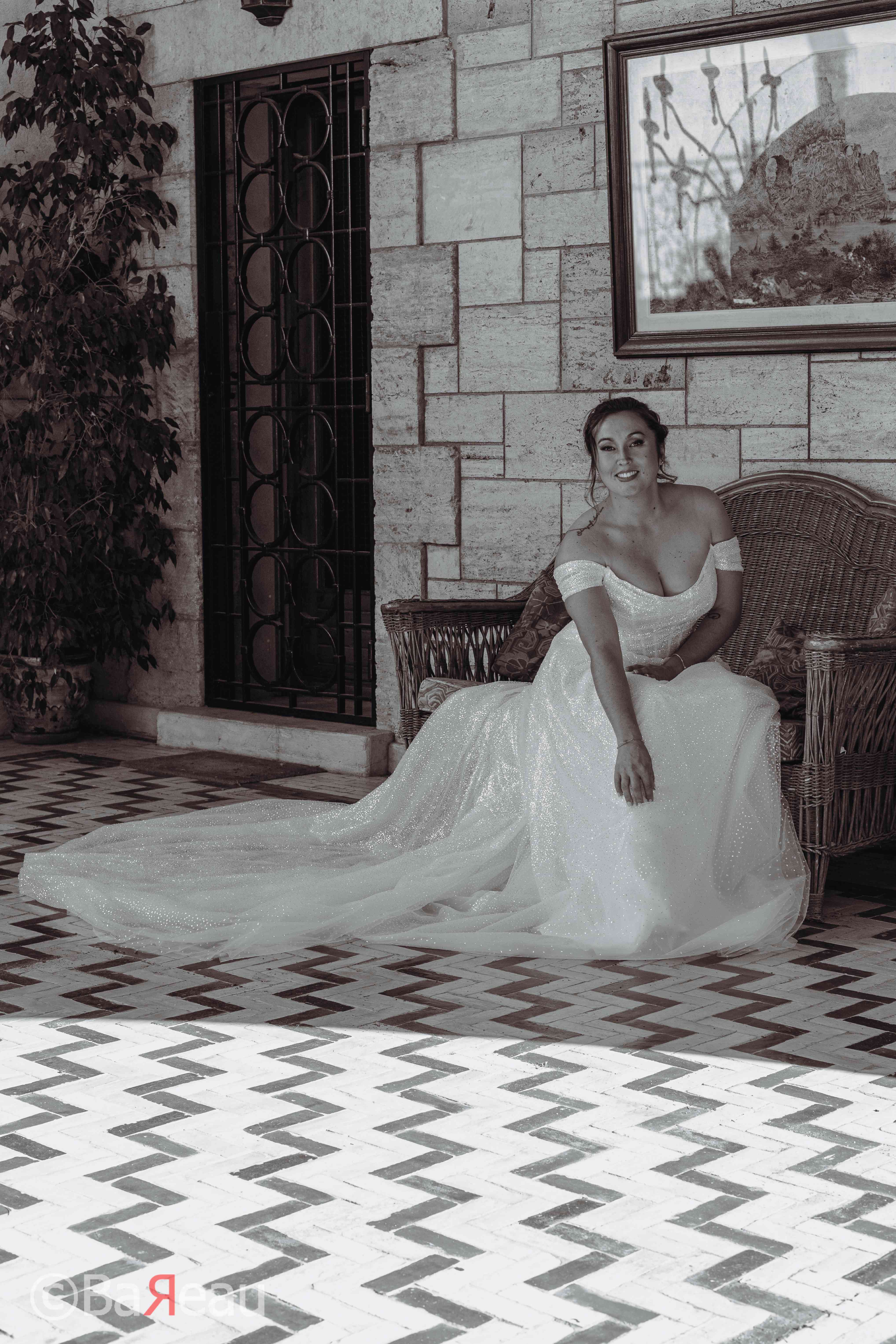 Femme mariée sur un banc