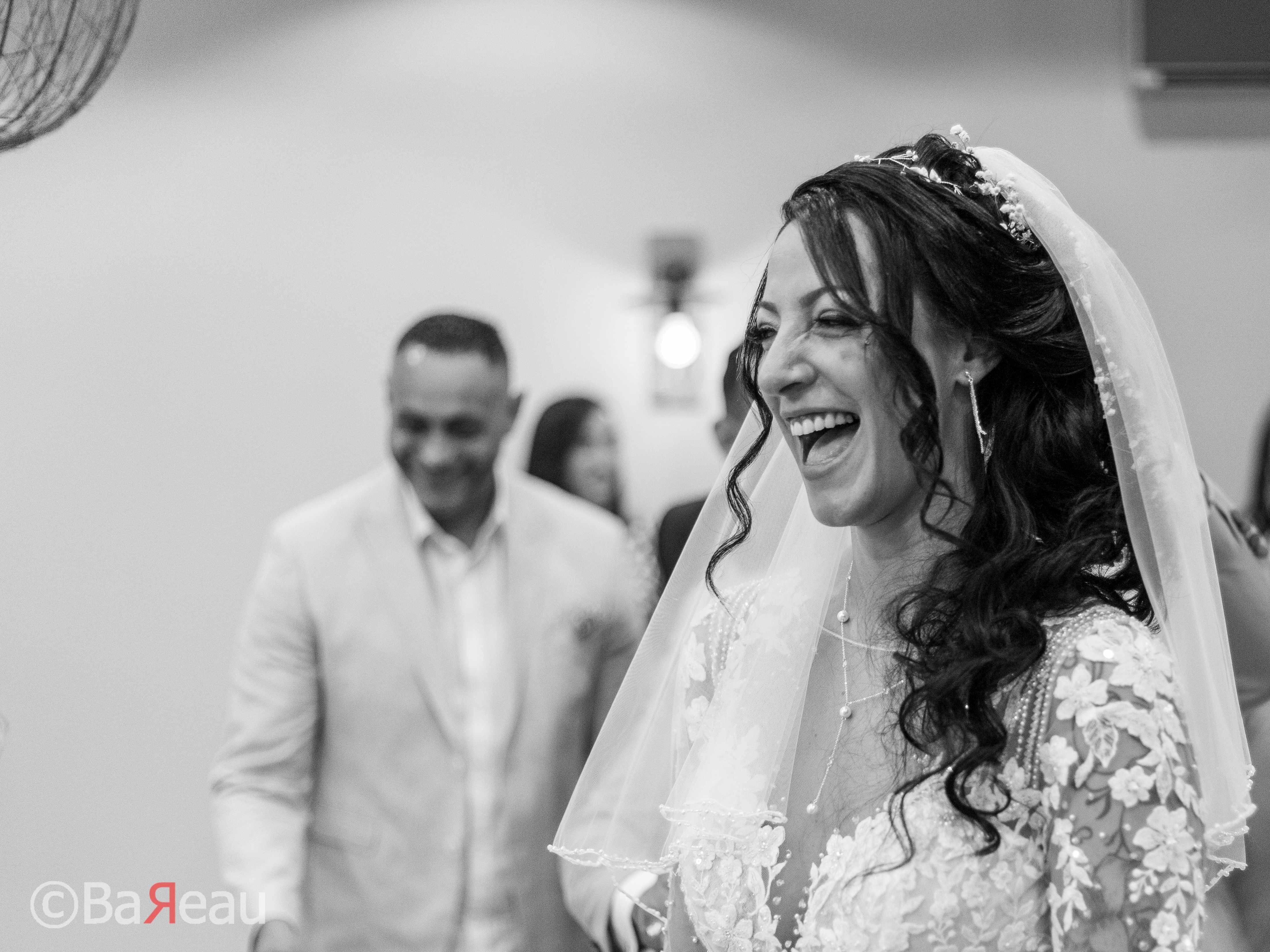Une mariée qui rigole