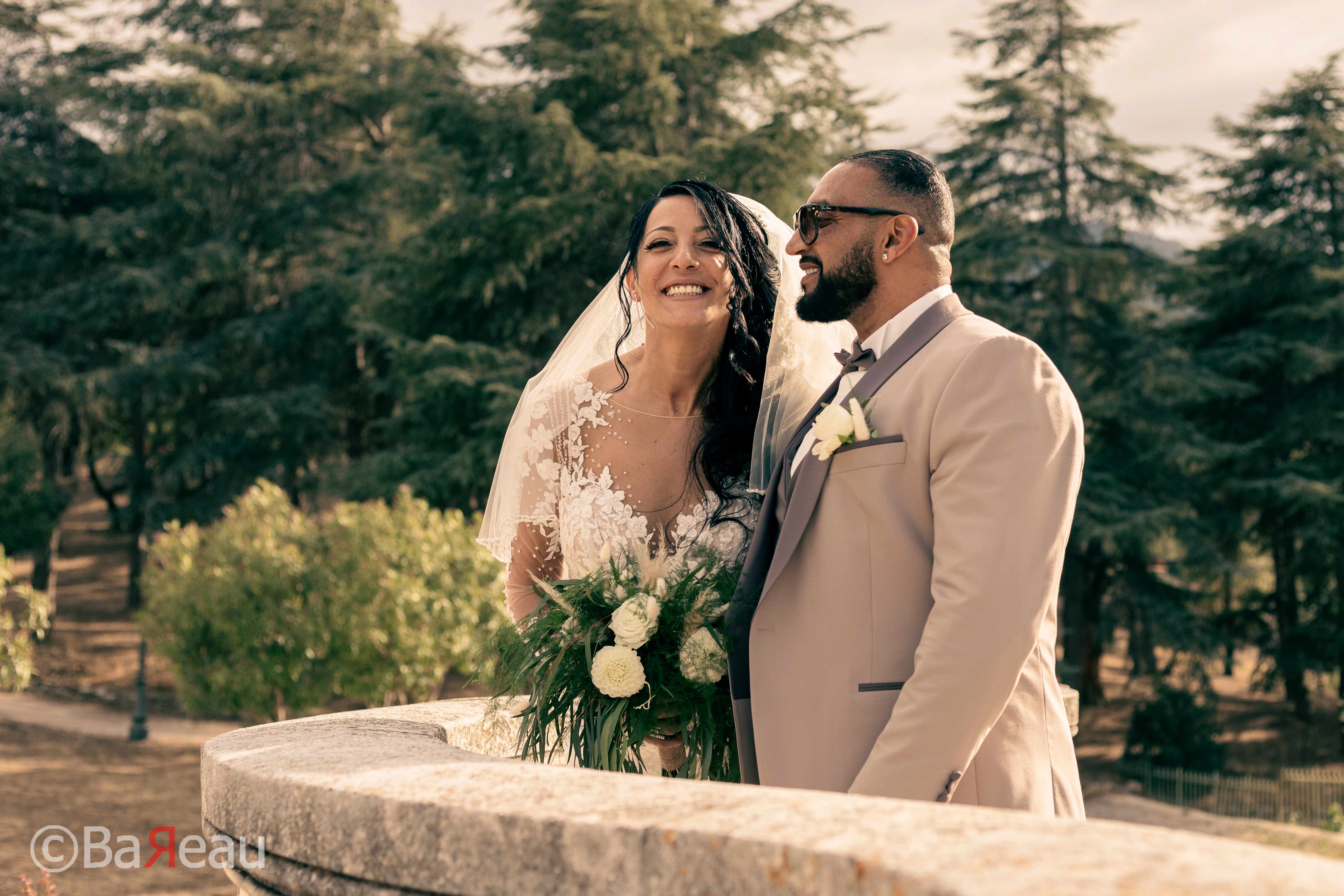 Un couple de marié posant pour une photo