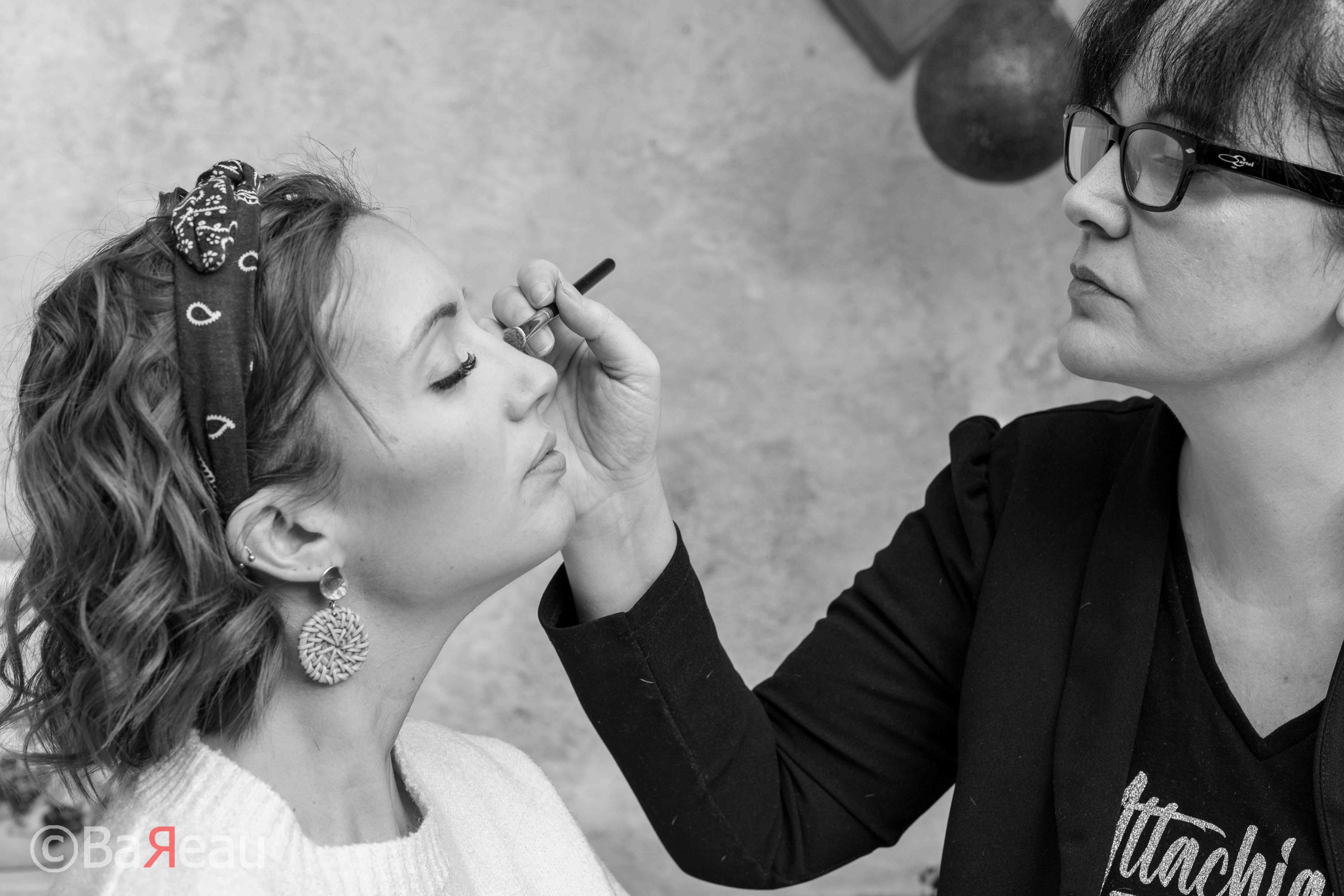La mariée se faisant maquiller